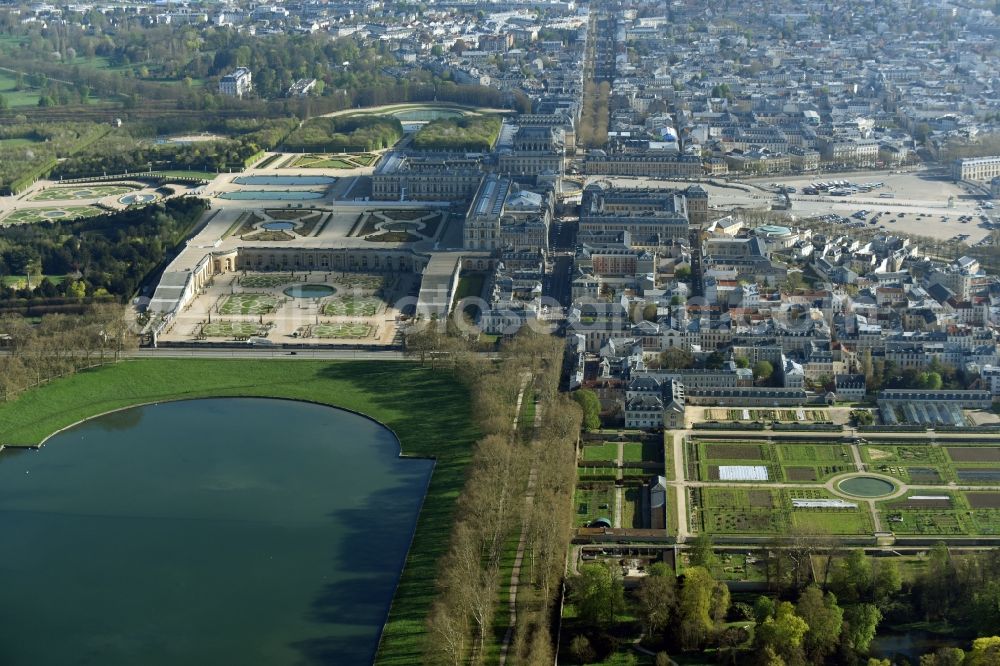 Aerial photograph Versailles - Building complex in the park of the castle Schloss Versailles am Place d'Armes in Versailles in Ile-de-France, France