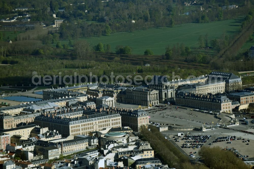 Aerial photograph Versailles - Building complex in the park of the castle Schloss Versailles am Place d'Armes in Versailles in Ile-de-France, France