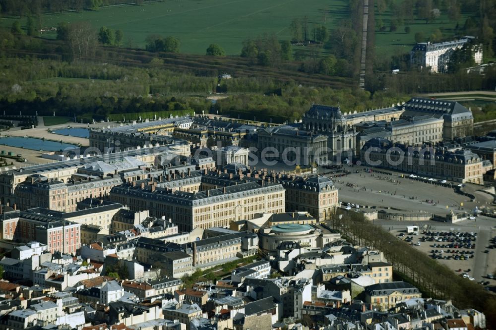 Aerial photograph Versailles - Building complex in the park of the castle Schloss Versailles am Place d'Armes in Versailles in Ile-de-France, France