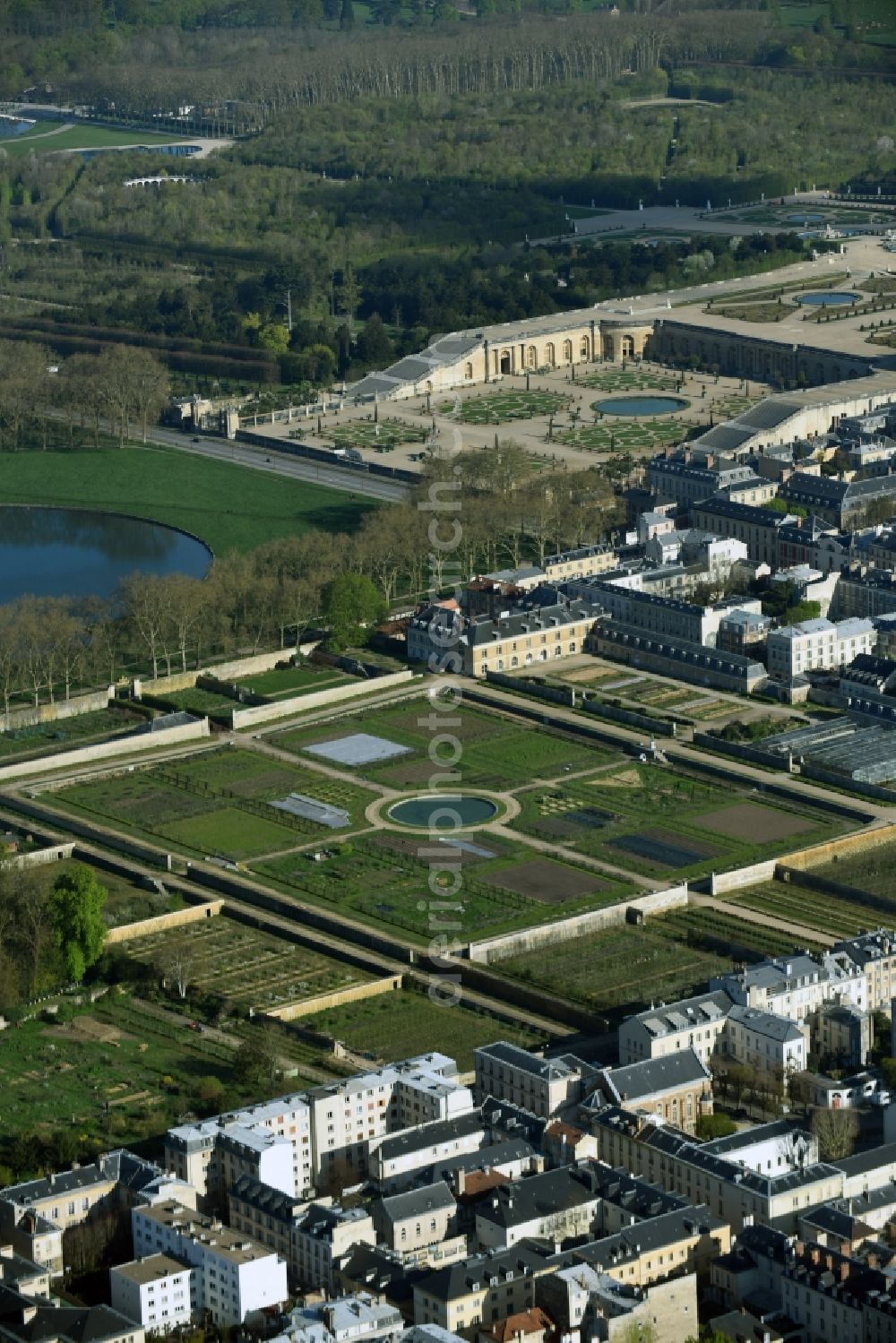 Aerial photograph Versailles - Building complex in the park of the castle Schloss Versailles am Place d'Armes in Versailles in Ile-de-France, France