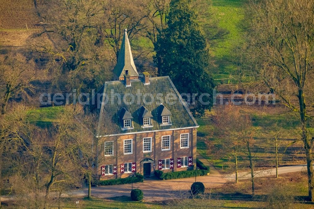 Aerial photograph Emmerich am Rhein - Building complex in the park of the castle - Schloesschen Borghess on Huethumer Strasse in Emmerich am Rhein in the state North Rhine-Westphalia