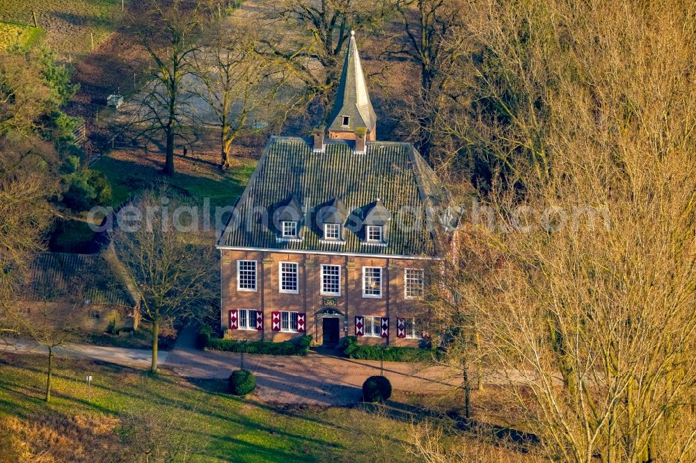 Emmerich am Rhein from the bird's eye view: Building complex in the park of the castle - Schloesschen Borghess on Huethumer Strasse in Emmerich am Rhein in the state North Rhine-Westphalia