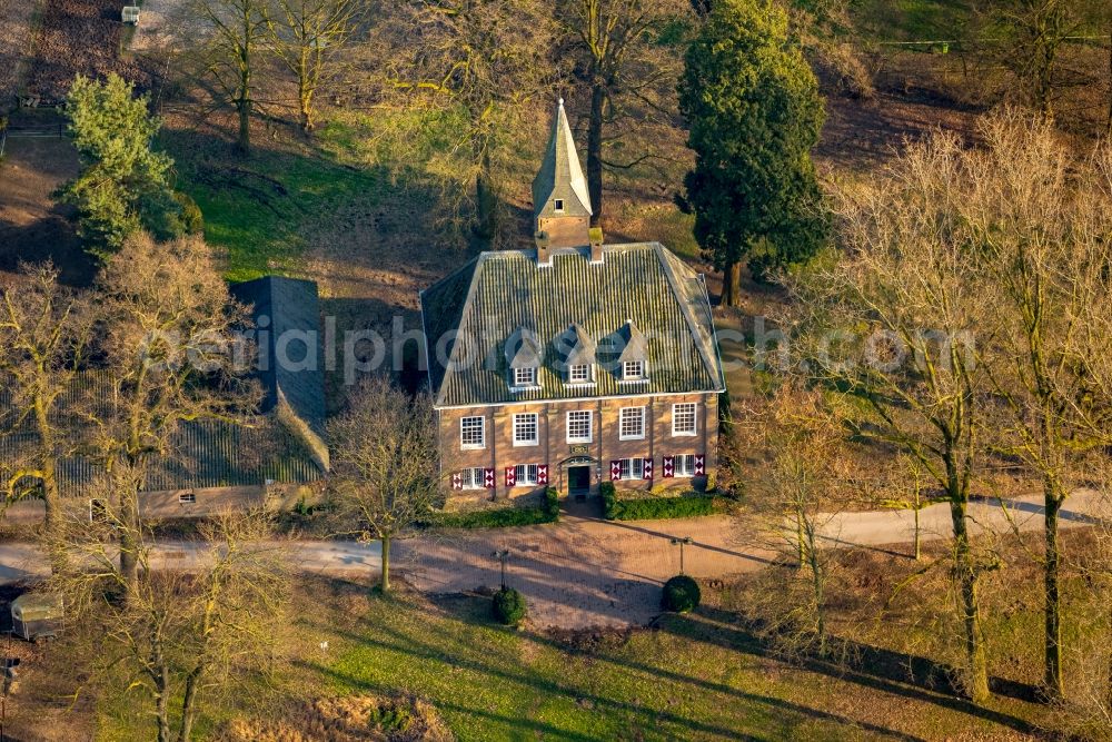 Aerial photograph Emmerich am Rhein - Building complex in the park of the castle - Schloesschen Borghess on Huethumer Strasse in Emmerich am Rhein in the state North Rhine-Westphalia