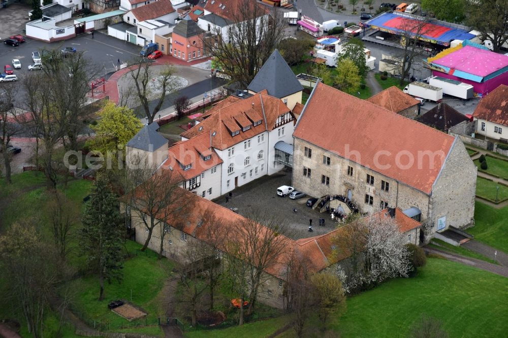 Schöningen from the bird's eye view: Building complex in the park of the castle Schoeningen on Burgplatz in Schoeningen in the state Lower Saxony