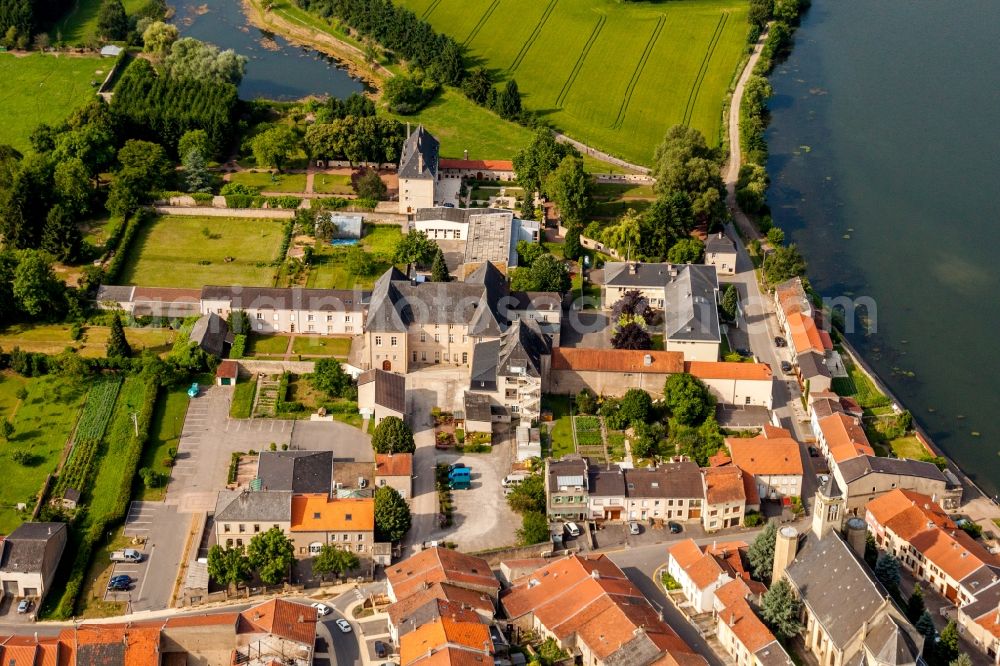 Rettel from the bird's eye view: Building complex in the park of the castle at shore of the Mosel river in Rettel in Grand Est, France