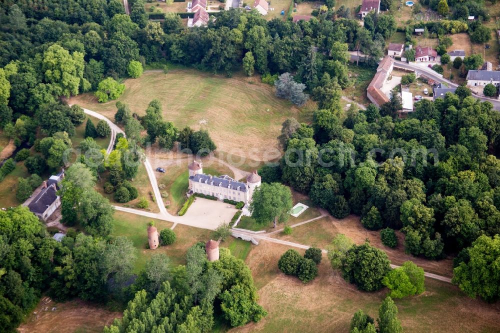 Aerial photograph Vitry-aux-Loges - Building complex in the park of the castle in Vitry-aux-Loges in Centre-Val de Loire, France