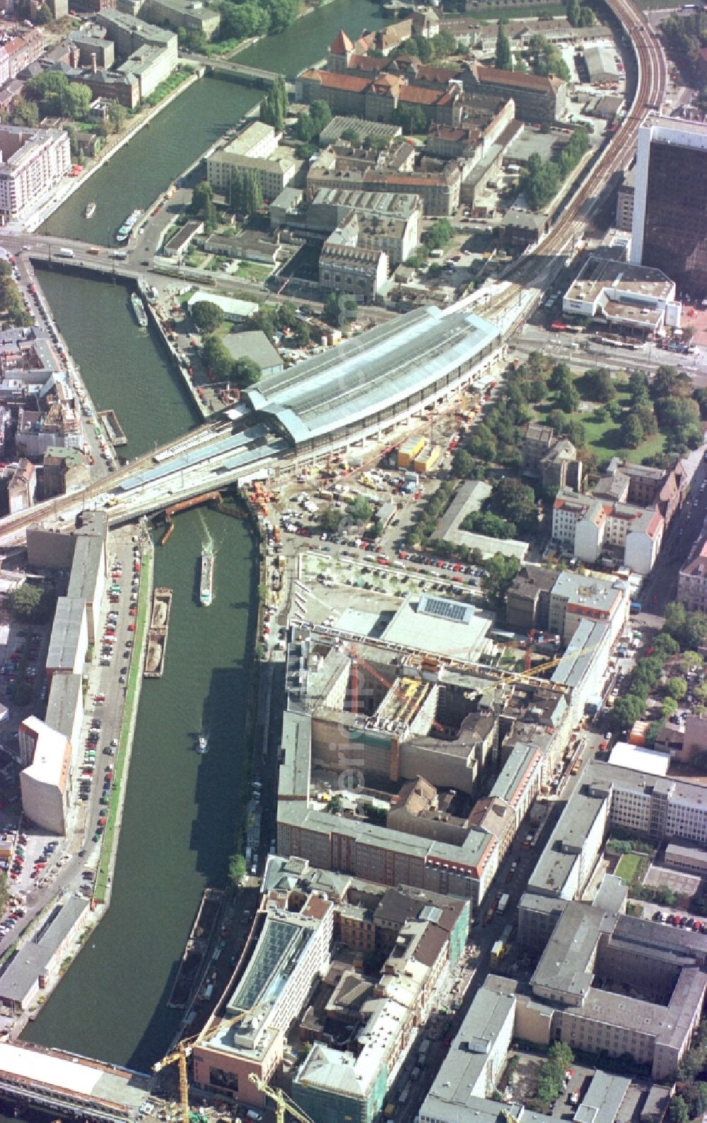 Aerial photograph Berlin - Complex of buildings with satellite dishes on the transmitter broadcasting center ARD - Hauptstadtstudio on street Wilhelmstrasse - Reichstagufer - Dorotheenstrasse in the district Mitte in Berlin, Germany