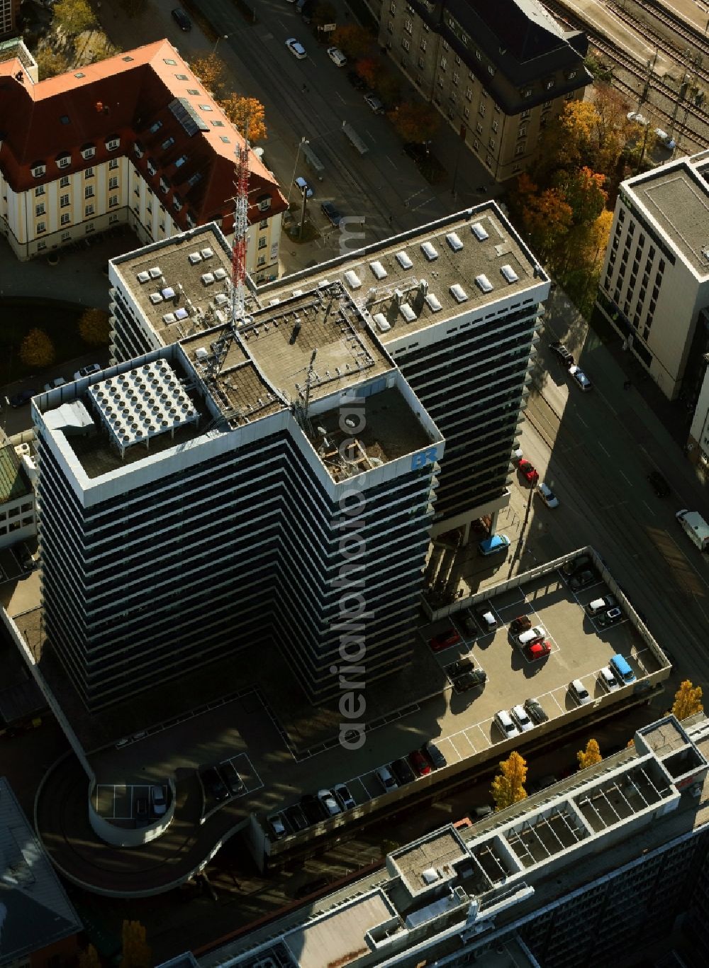 Aerial image München - Complex of buildings with satellite dishes on the transmitter broadcasting center BR Bayerischer Rundfunk in the district Maxvorstadt in Munich in the state Bavaria, Germany