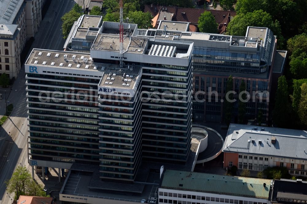 München from the bird's eye view: Complex of buildings with satellite dishes on the transmitter broadcasting center BR Bayerischer Rundfunk in the district Maxvorstadt in Munich in the state Bavaria, Germany