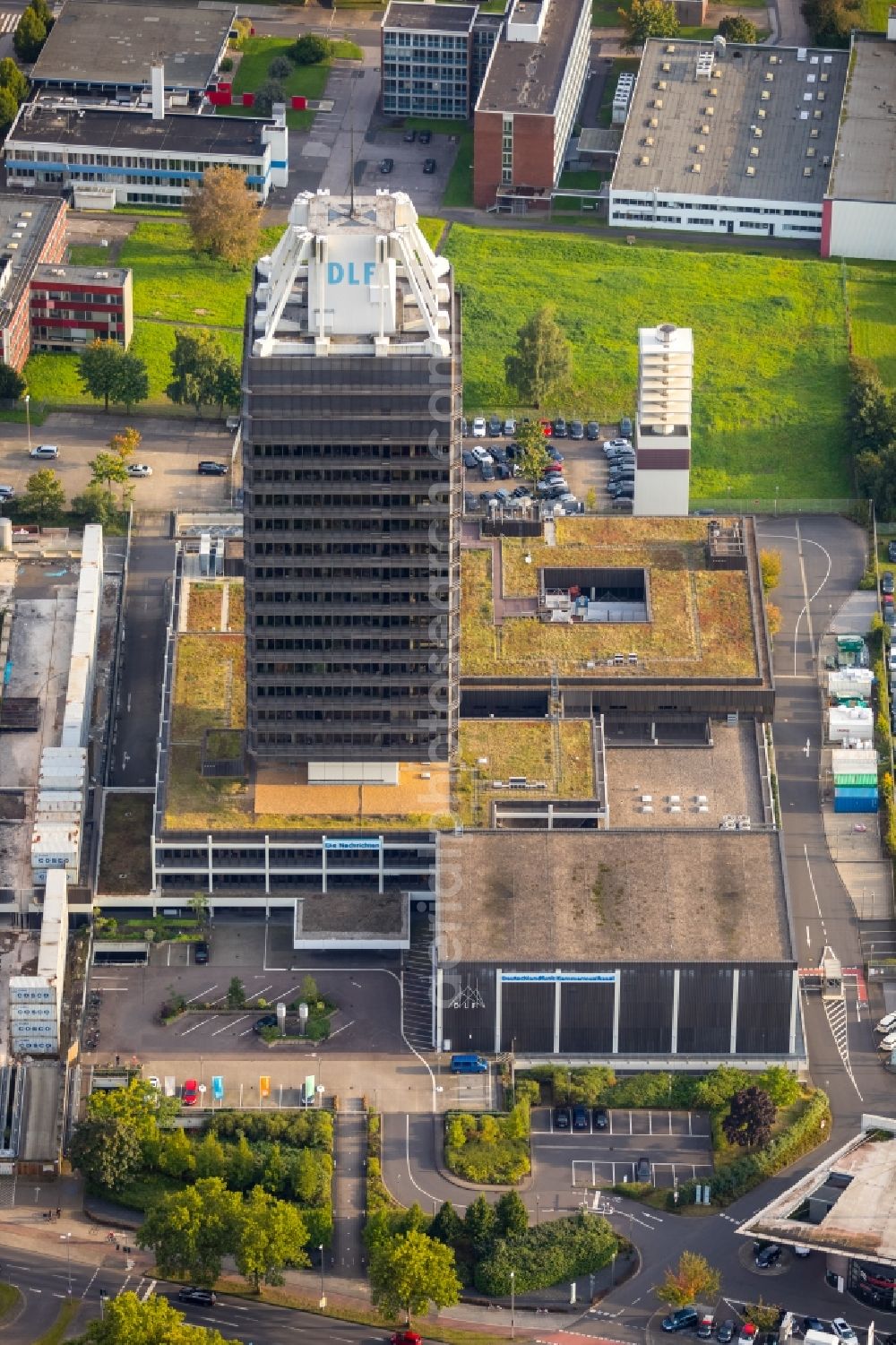 Köln from the bird's eye view: Complex of buildings with satellite dishes on the transmitter broadcasting center Deutschlandfunk DLF on Raderbergguertel in the district Rodenkirchen in Cologne in the state North Rhine-Westphalia, Germany