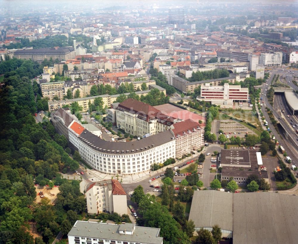 Aerial image Berlin - Complex of buildings with satellite dishes on the transmitter broadcasting center RIAS and Deutschlandfunk on Mettestrasse in the district Schoeneberg in Berlin, Germany