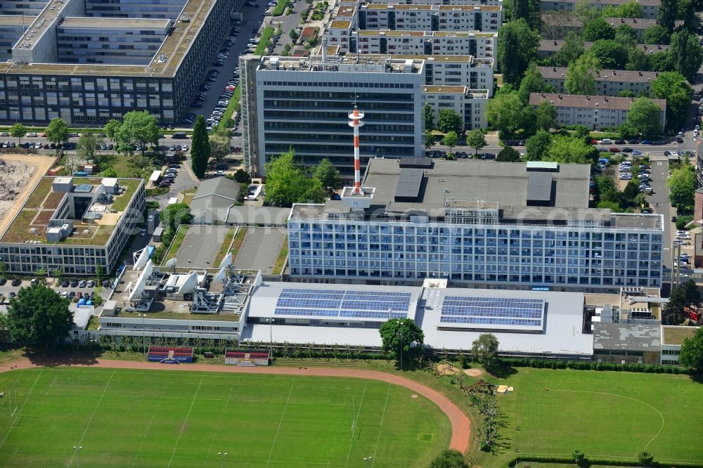 Frankfurt am Main from above - Complex of buildings with satellite dishes on the transmitter broadcasting center Hessischer Rundfunk in Frankfurt in the state Hesse