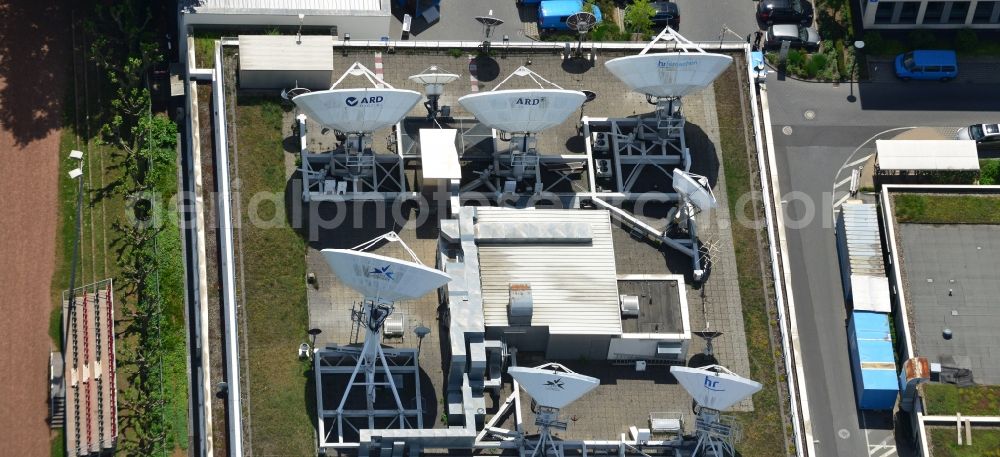 Aerial image Frankfurt am Main - Complex of buildings with satellite dishes on the transmitter broadcasting center Hessischer Rundfunk in Frankfurt in the state Hesse