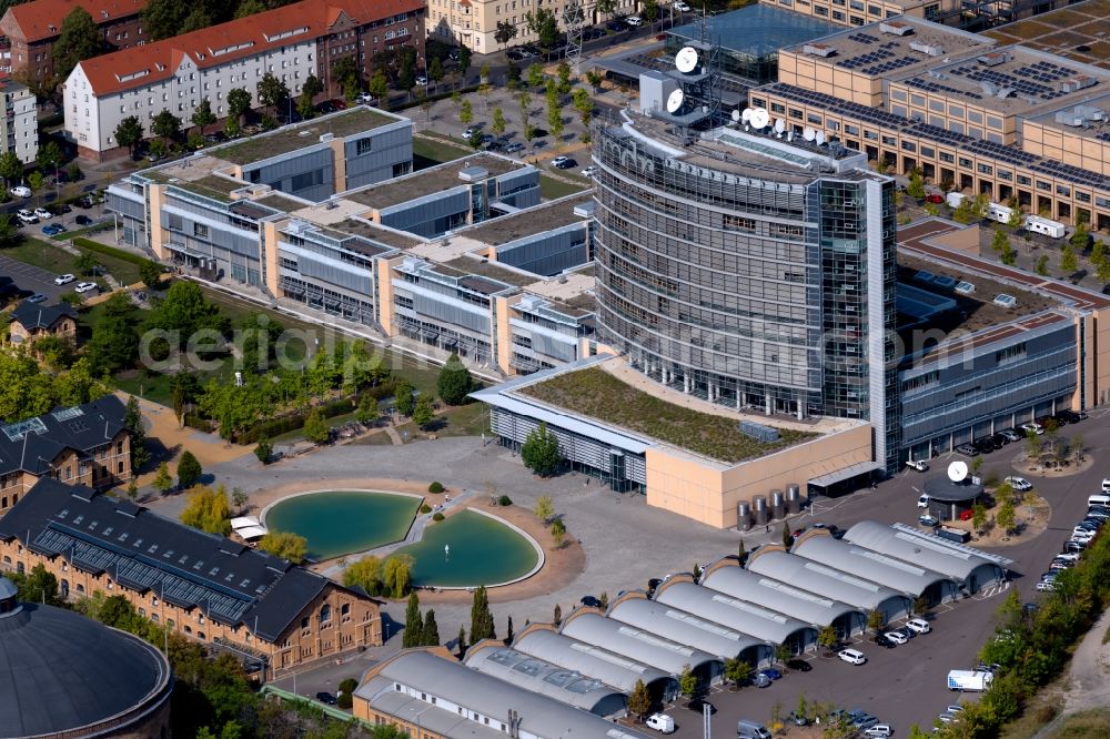 Aerial image Leipzig - Complex of buildings with satellite dishes on the transmitter broadcasting center Mitteldeutscher Rundfunk on Kantstrasse in the district Sued in Leipzig in the state Saxony