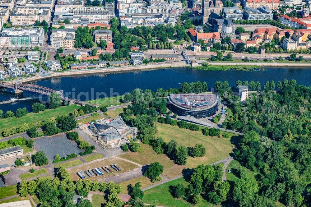 Aerial image Magdeburg - Complex of buildings with satellite dishes on the transmitter broadcasting center Mitteldeutscher Rundfunk (MDR) Landesfunkhaus Sachsen-Anhalt on Stadtparkstrasse in the district Werder in Magdeburg in the state Saxony-Anhalt, Germany