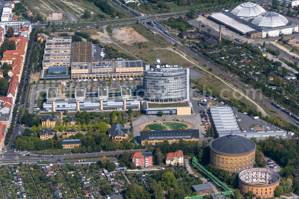 Aerial photograph Leipzig - Complex of buildings with satellite dishes on the transmitter broadcasting center Mitteldeutscher Rundfunk (MDR) in the district Suedvorstadt in Leipzig in the state Saxony, Germany