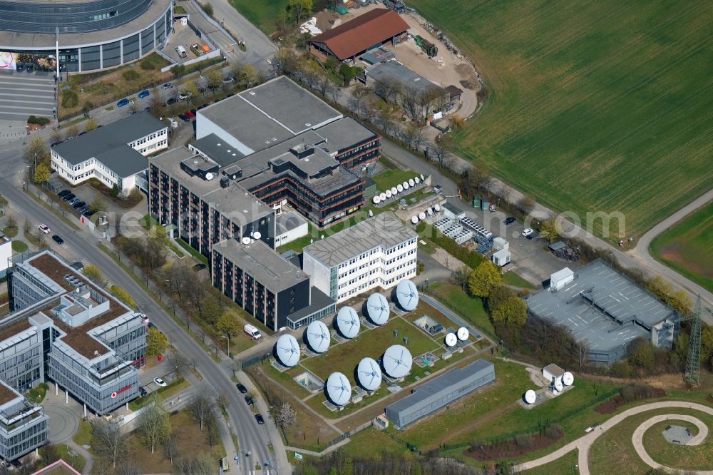 Unterföhring from above - Complex of buildings with satellite dishes on the transmitter broadcasting center MTI Teleport Muenchen GmbH on Beta-Strasse in the district Bogenhausen in Unterfoehring in the state Bavaria, Germany