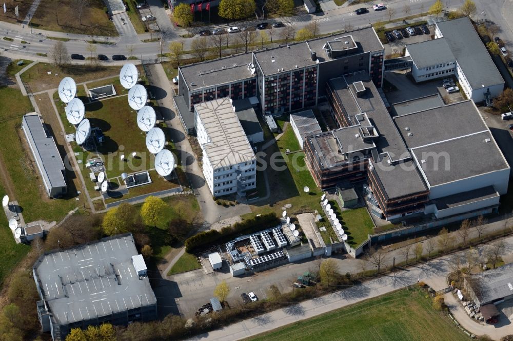 Aerial photograph Unterföhring - Building complex with satellite dishes on the radio house of the transmitter MTI Teleport Muenchen GmbH on Beta-Strasse in Unterfoehring in the state Bavaria, Germany