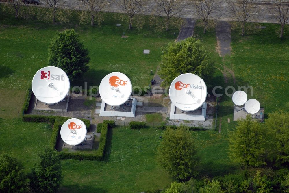 Aerial image Mainz - Complex of buildings with satellite dishes on the transmitter broadcasting center Zweiten Deutschen Fernsehen ZDF in the district Lerchenberg in Mainz in the state Rhineland-Palatinate