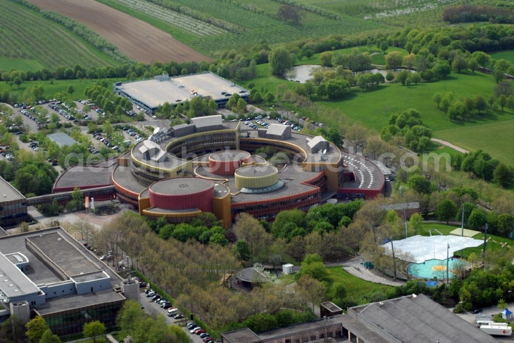 Mainz from the bird's eye view: Complex of buildings with satellite dishes on the transmitter broadcasting center Zweiten Deutschen Fernsehen ZDF in the district Lerchenberg in Mainz in the state Rhineland-Palatinate