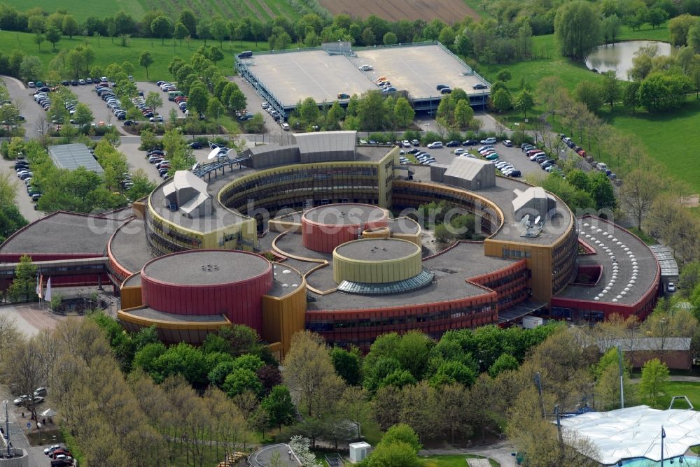 Aerial image Mainz - Complex of buildings with satellite dishes on the transmitter broadcasting center Zweiten Deutschen Fernsehen ZDF in the district Lerchenberg in Mainz in the state Rhineland-Palatinate