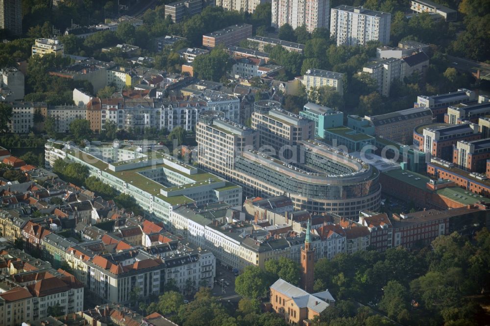 Aerial image Berlin - Building complex on Spreebogen in Alt-Moabit in Berlin in Germany. The complex includes the horseshoe- shaped building with the medical centre OZS