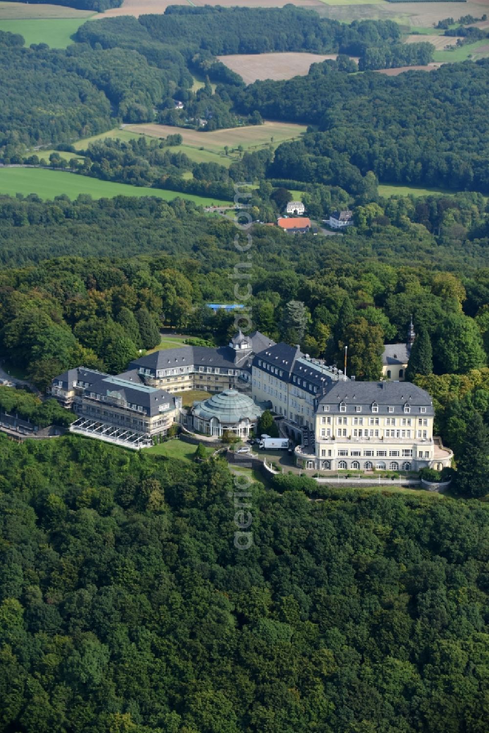 Aerial photograph Königswinter - Complex of the hotel building Steigenberger Grandhotel & Spa Petersberg in Koenigswinter in the state North Rhine-Westphalia, Germany