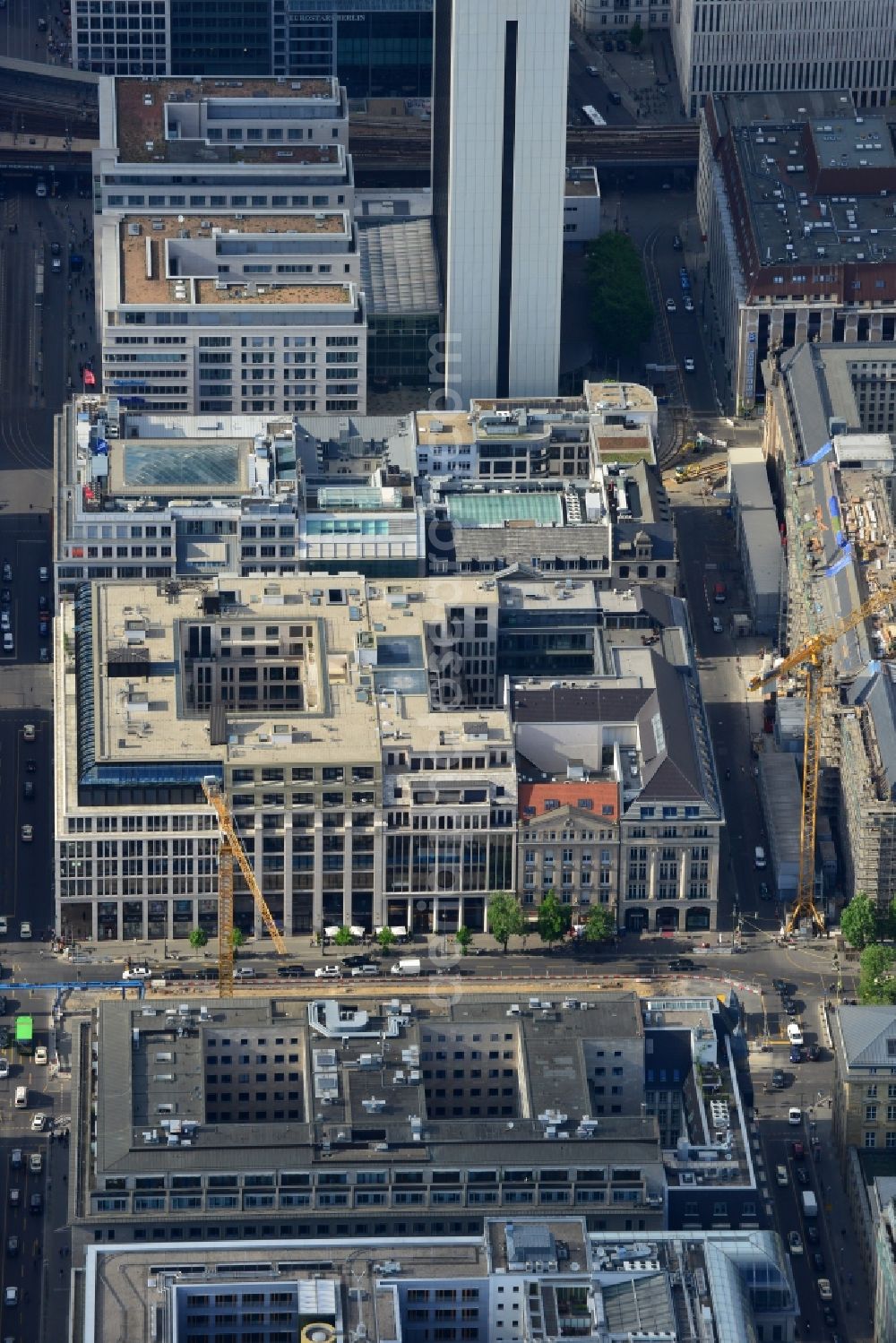 Aerial photograph Berlin - Eleven-storey building complex Upper Eastside Berlin, a commercial and residential building on the corner of Friedrichstrasse and Unter den Linden in Berlin-Mitte, Germany. Investor is the Muenchener Rueckversicherungs Gesellschaft, represented by MEAG MUNICH ERGO AssetManagement GmbH, the asset manager of the Munich Reinsurance and the ERGO Insurance Group