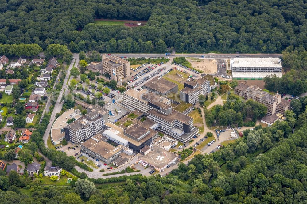 Aerial image Duisburg - Building complex of the education and training center Therese-Valerius-Akademie fuer Gesundheitsberufe Duisburg e.V. Zu den Rehwiesen in the district Wanheimerort in Duisburg at Ruhrgebiet in the state North Rhine-Westphalia, Germany