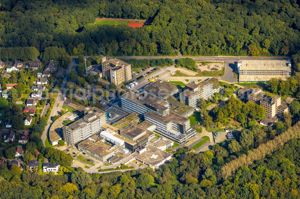 Duisburg from the bird's eye view: Building complex of the education and training center Therese-Valerius-Akademie fuer Gesundheitsberufe Duisburg e.V. Zu den Rehwiesen in the district Wanheimerort in Duisburg in the state North Rhine-Westphalia, Germany