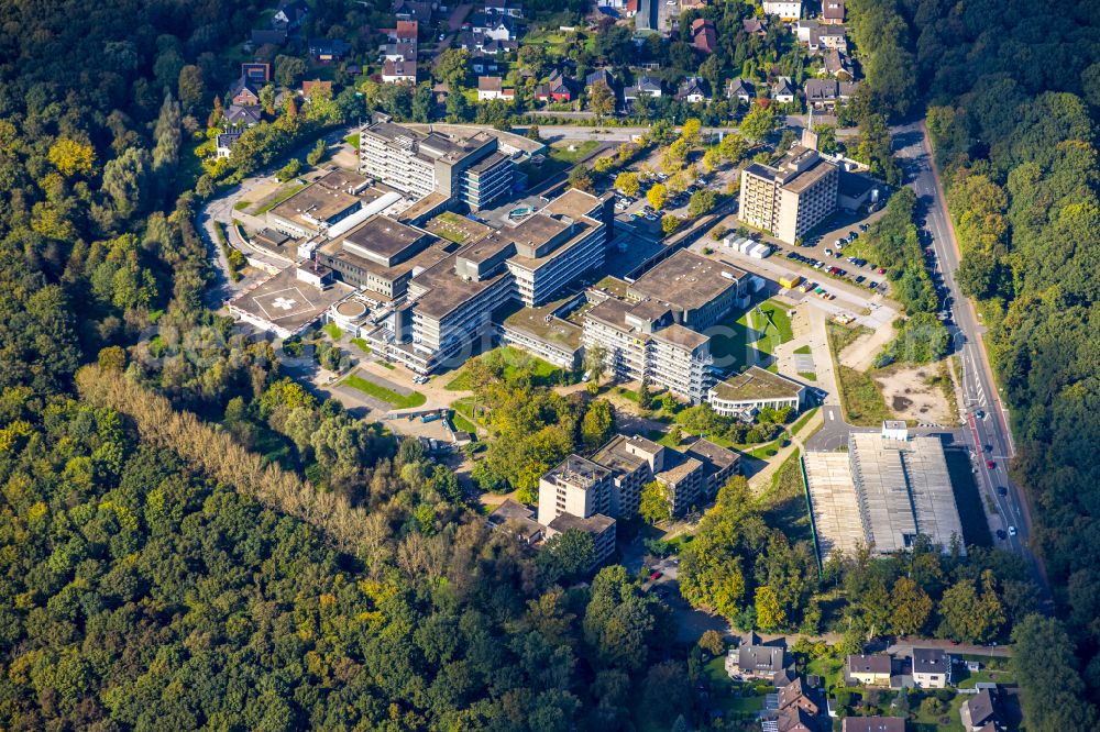 Aerial image Duisburg - Building complex of the education and training center Therese-Valerius-Akademie fuer Gesundheitsberufe Duisburg e.V. Zu den Rehwiesen in the district Wanheimerort in Duisburg in the state North Rhine-Westphalia, Germany