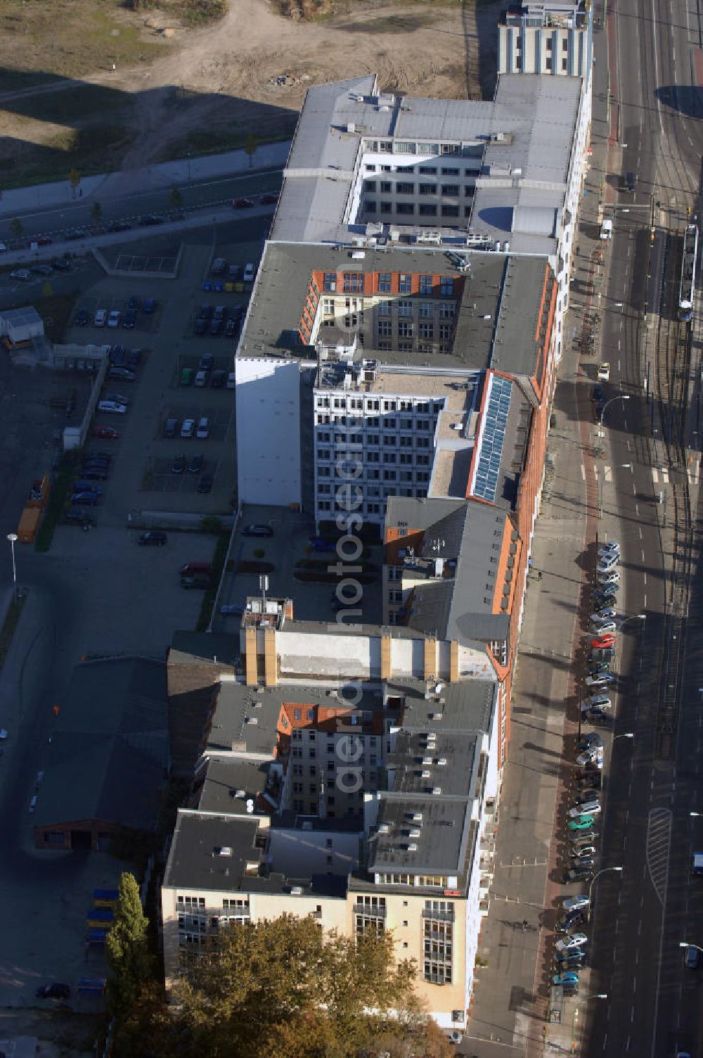 Berlin from above - Blick auf einen Gebäudekomplex von Wohn- und Geschäftsgebäuden entlang der Warschauer Straße in Berlin-Friedrichshain.