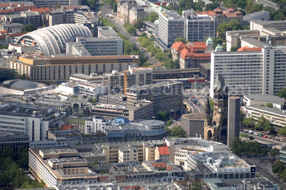 Berlin from the bird's eye view: Blick auf die Gedächtniskirche am Breitscheidplatz. Der Breitscheidplatz liegt in Charlottenburg im Berliner Bezirk Charlottenburg-Wilmersdorf zwischen Kurfürstendamm und Budapester Straße (City West). Östlich schließt sich das Europa-Center an, ungefähr auf der Mitte steht die Kaiser-Wilhelm-Gedächtniskirche und zwischen beiden befindet sich der Weltkugelbrunnen. Westlich wird der Platz durch den Gebäuderiegel des sogenannten „Schimmelpfeng-Hauses“ und die darunter verlaufende Kantstraße begrenzt.