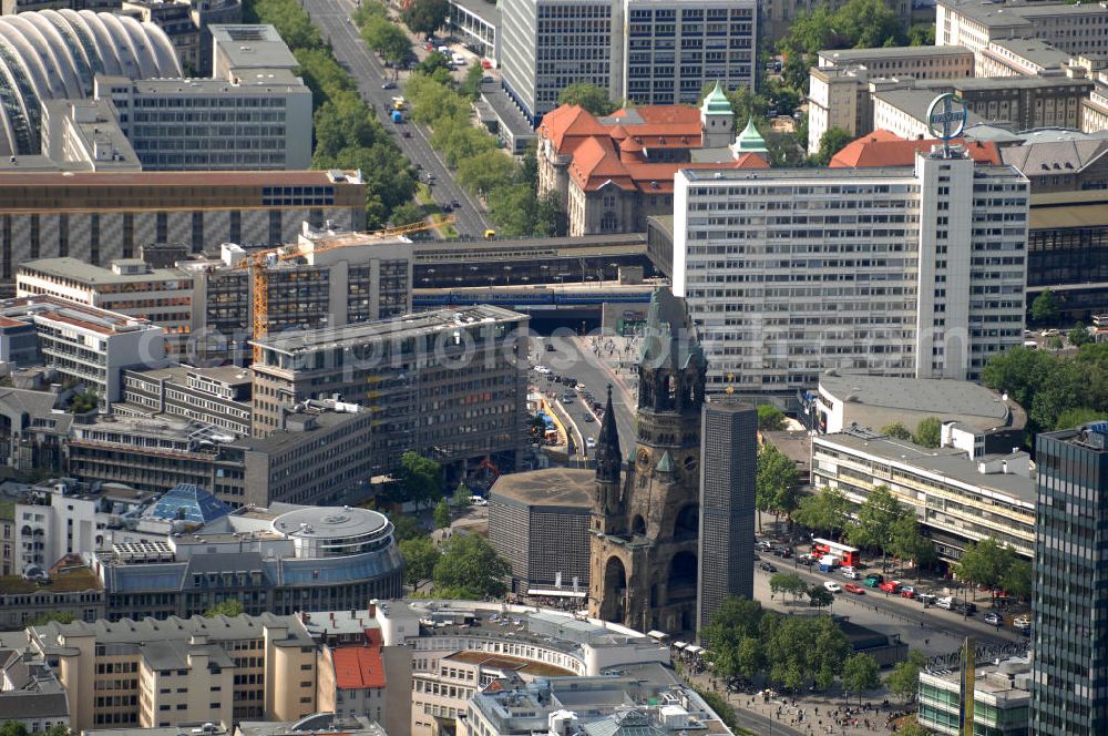 Aerial photograph Berlin - Cityscape of downtown West at the Bahnhof Zoo with the square Breitscheidplatz and the Kaiser Wilhelm Memorial Church towards Kurfürstendamm