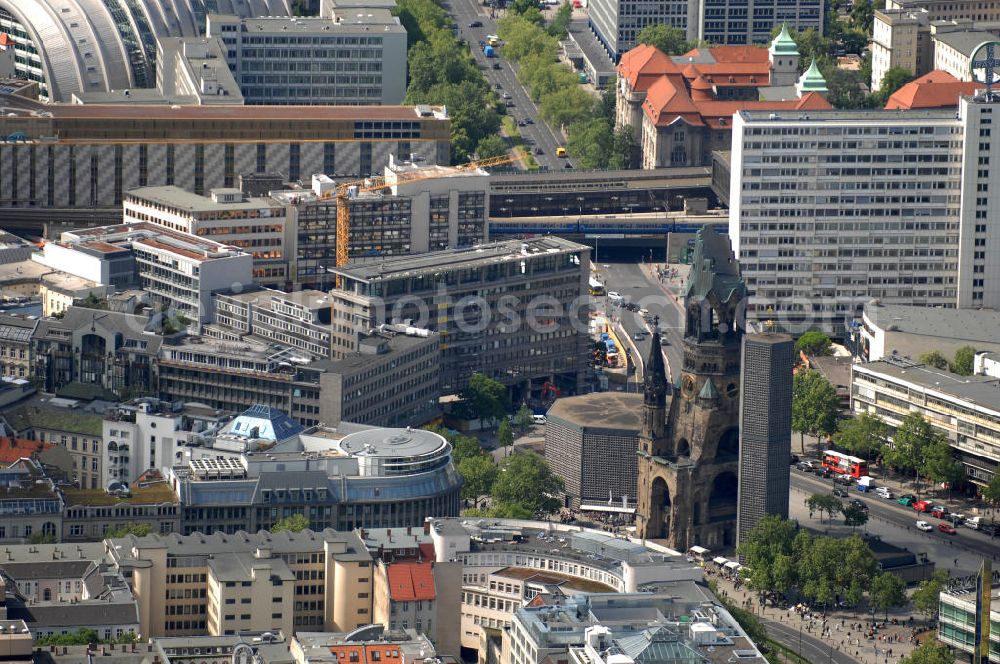 Berlin from above - Blick auf die Gedächtniskirche am Breitscheidplatz. Der Breitscheidplatz liegt in Charlottenburg im Berliner Bezirk Charlottenburg-Wilmersdorf zwischen Kurfürstendamm und Budapester Straße (City West). Östlich schließt sich das Europa-Center an, ungefähr auf der Mitte steht die Kaiser-Wilhelm-Gedächtniskirche und zwischen beiden befindet sich der Weltkugelbrunnen. Westlich wird der Platz durch den Gebäuderiegel des sogenannten „Schimmelpfeng-Hauses“ und die darunter verlaufende Kantstraße begrenzt.