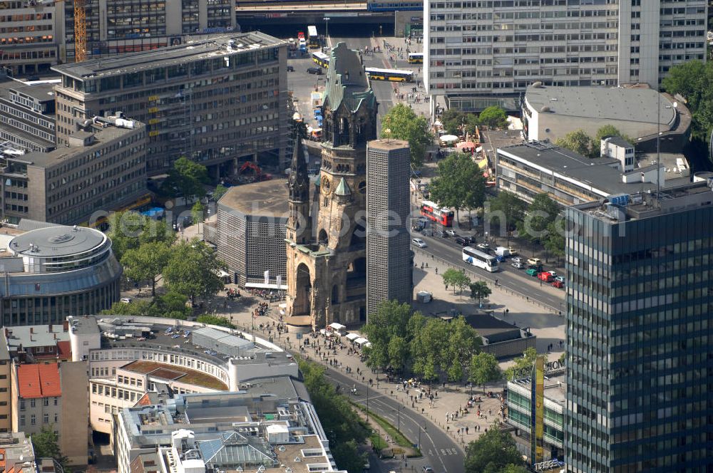 Aerial photograph Berlin - Blick auf die Gedächtniskirche am Breitscheidplatz. Der Breitscheidplatz liegt in Charlottenburg im Berliner Bezirk Charlottenburg-Wilmersdorf zwischen Kurfürstendamm und Budapester Straße (City West). Östlich schließt sich das Europa-Center an, ungefähr auf der Mitte steht die Kaiser-Wilhelm-Gedächtniskirche und zwischen beiden befindet sich der Weltkugelbrunnen. Westlich wird der Platz durch den Gebäuderiegel des sogenannten „Schimmelpfeng-Hauses“ und die darunter verlaufende Kantstraße begrenzt.