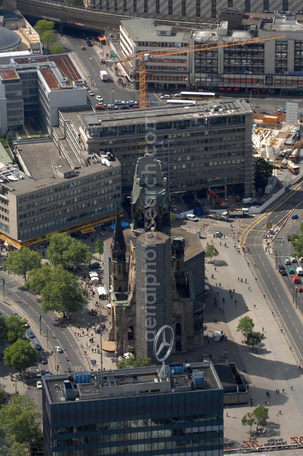 Berlin from above - Blick auf die Gedächtniskirche am Breitscheidplatz. Der Breitscheidplatz liegt in Charlottenburg im Berliner Bezirk Charlottenburg-Wilmersdorf zwischen Kurfürstendamm und Budapester Straße (City West). Östlich schließt sich das Europa-Center an, ungefähr auf der Mitte steht die Kaiser-Wilhelm-Gedächtniskirche und zwischen beiden befindet sich der Weltkugelbrunnen. Westlich wird der Platz durch den Gebäuderiegel des sogenannten „Schimmelpfeng-Hauses“ und die darunter verlaufende Kantstraße begrenzt.