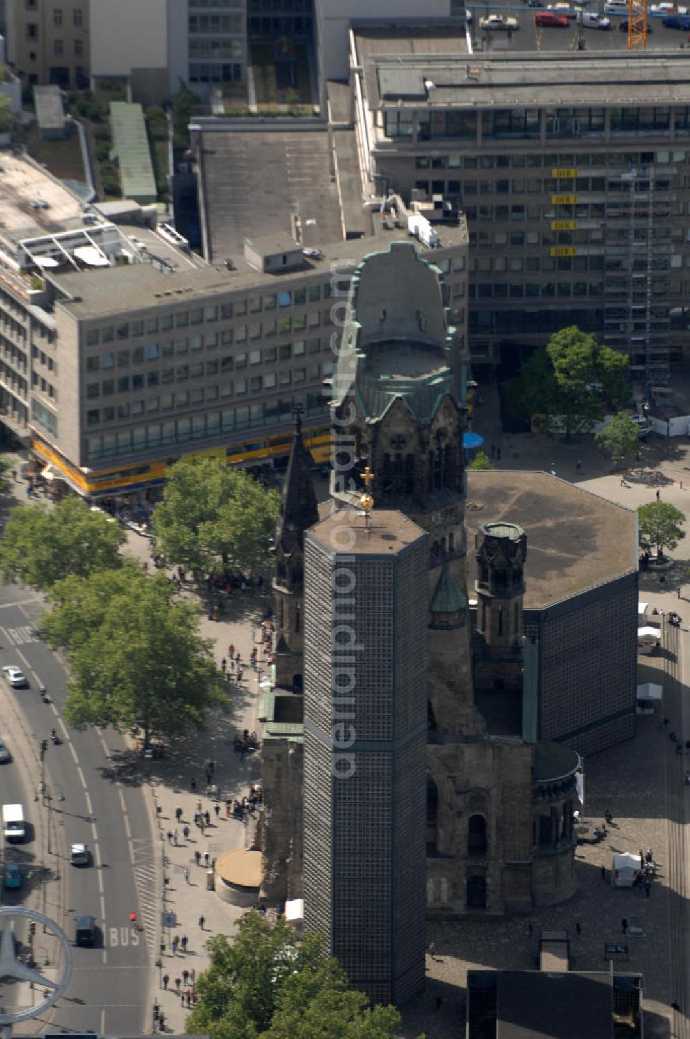 Berlin from the bird's eye view: Blick auf die Gedächtniskirche am Breitscheidplatz. Der Breitscheidplatz liegt in Charlottenburg im Berliner Bezirk Charlottenburg-Wilmersdorf zwischen Kurfürstendamm und Budapester Straße (City West). Östlich schließt sich das Europa-Center an, ungefähr auf der Mitte steht die Kaiser-Wilhelm-Gedächtniskirche und zwischen beiden befindet sich der Weltkugelbrunnen. Westlich wird der Platz durch den Gebäuderiegel des sogenannten „Schimmelpfeng-Hauses“ und die darunter verlaufende Kantstraße begrenzt.