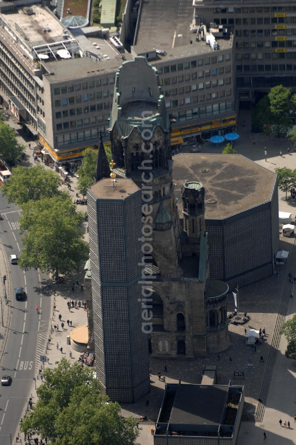 Aerial photograph Berlin - Blick auf die Gedächtniskirche am Breitscheidplatz. Der Breitscheidplatz liegt in Charlottenburg im Berliner Bezirk Charlottenburg-Wilmersdorf zwischen Kurfürstendamm und Budapester Straße (City West). Östlich schließt sich das Europa-Center an, ungefähr auf der Mitte steht die Kaiser-Wilhelm-Gedächtniskirche und zwischen beiden befindet sich der Weltkugelbrunnen. Westlich wird der Platz durch den Gebäuderiegel des sogenannten „Schimmelpfeng-Hauses“ und die darunter verlaufende Kantstraße begrenzt.