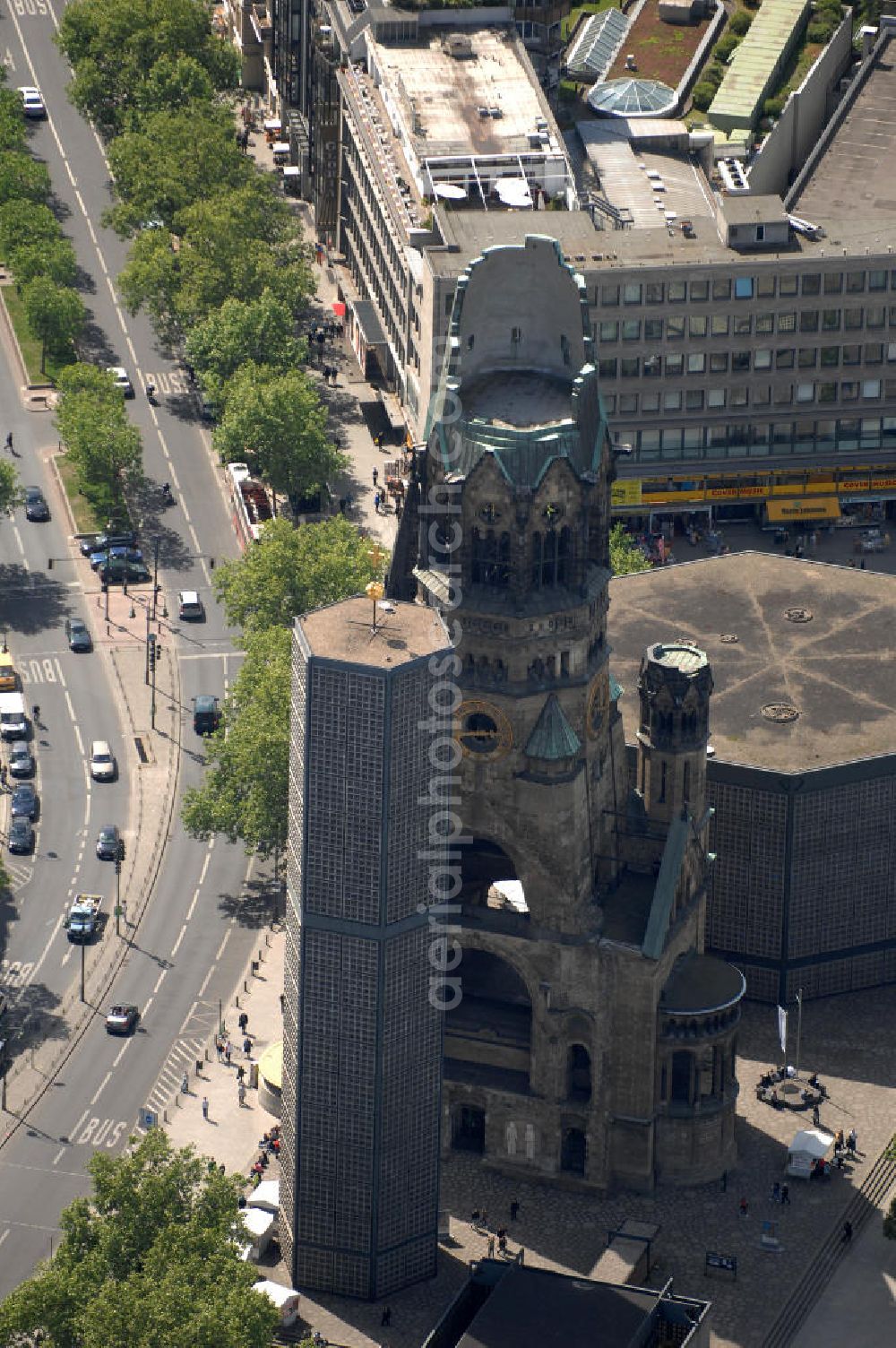 Berlin from above - Blick auf die Gedächtniskirche am Breitscheidplatz. Der Breitscheidplatz liegt in Charlottenburg im Berliner Bezirk Charlottenburg-Wilmersdorf zwischen Kurfürstendamm und Budapester Straße (City West). Östlich schließt sich das Europa-Center an, ungefähr auf der Mitte steht die Kaiser-Wilhelm-Gedächtniskirche und zwischen beiden befindet sich der Weltkugelbrunnen. Westlich wird der Platz durch den Gebäuderiegel des sogenannten „Schimmelpfeng-Hauses“ und die darunter verlaufende Kantstraße begrenzt.