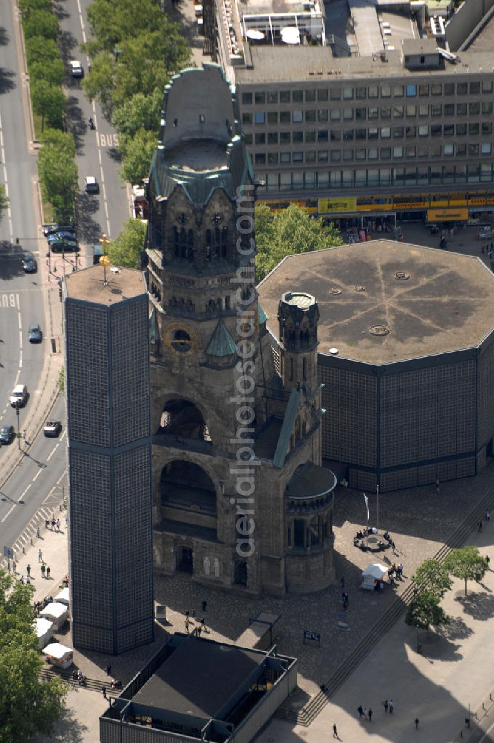 Berlin from the bird's eye view: Blick auf die Gedächtniskirche am Breitscheidplatz. Der Breitscheidplatz liegt in Charlottenburg im Berliner Bezirk Charlottenburg-Wilmersdorf zwischen Kurfürstendamm und Budapester Straße (City West). Östlich schließt sich das Europa-Center an, ungefähr auf der Mitte steht die Kaiser-Wilhelm-Gedächtniskirche und zwischen beiden befindet sich der Weltkugelbrunnen. Westlich wird der Platz durch den Gebäuderiegel des sogenannten „Schimmelpfeng-Hauses“ und die darunter verlaufende Kantstraße begrenzt.