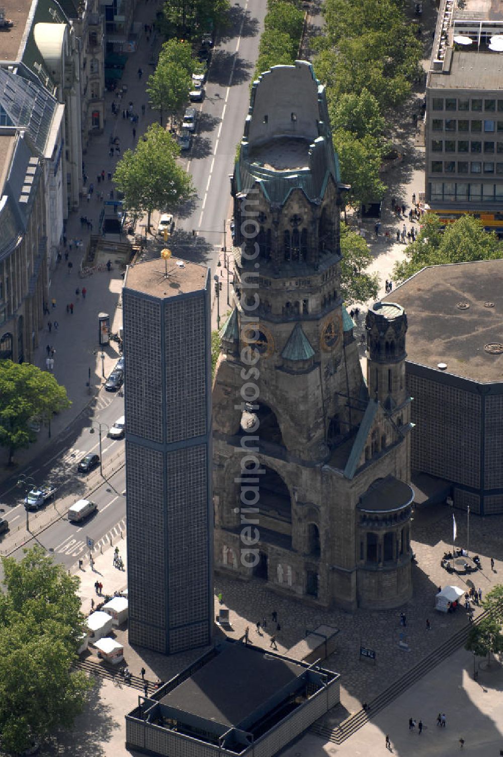 Aerial image Berlin - Blick auf die Gedächtniskirche am Breitscheidplatz. Der Breitscheidplatz liegt in Charlottenburg im Berliner Bezirk Charlottenburg-Wilmersdorf zwischen Kurfürstendamm und Budapester Straße (City West). Östlich schließt sich das Europa-Center an, ungefähr auf der Mitte steht die Kaiser-Wilhelm-Gedächtniskirche und zwischen beiden befindet sich der Weltkugelbrunnen. Westlich wird der Platz durch den Gebäuderiegel des sogenannten „Schimmelpfeng-Hauses“ und die darunter verlaufende Kantstraße begrenzt.