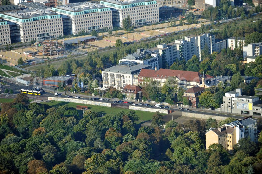 Berlin Prenzlauer Berg from above - Bereiche A der Gedenkstätte Berliner Mauer an der Bernauer Straße in Berlin-Prenzlauer Berg. Der Bereich A ist das Fenster des Gedenkens und zeigt die Mauer mit Todesstreifen. Area A of the Berlin Wall Memorial at the Bernauer Strasse in the Prenzlauer Berg district. The Area A shows the The Wall and the Border Strip.