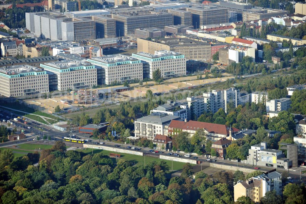 Berlin Prenzlauer Berg from the bird's eye view: Bereiche A der Gedenkstätte Berliner Mauer an der Bernauer Straße in Berlin-Prenzlauer Berg. Der Bereich A ist das Fenster des Gedenkens und zeigt die Mauer mit Todesstreifen. Area A of the Berlin Wall Memorial at the Bernauer Strasse in the Prenzlauer Berg district. The Area A shows the The Wall and the Border Strip.