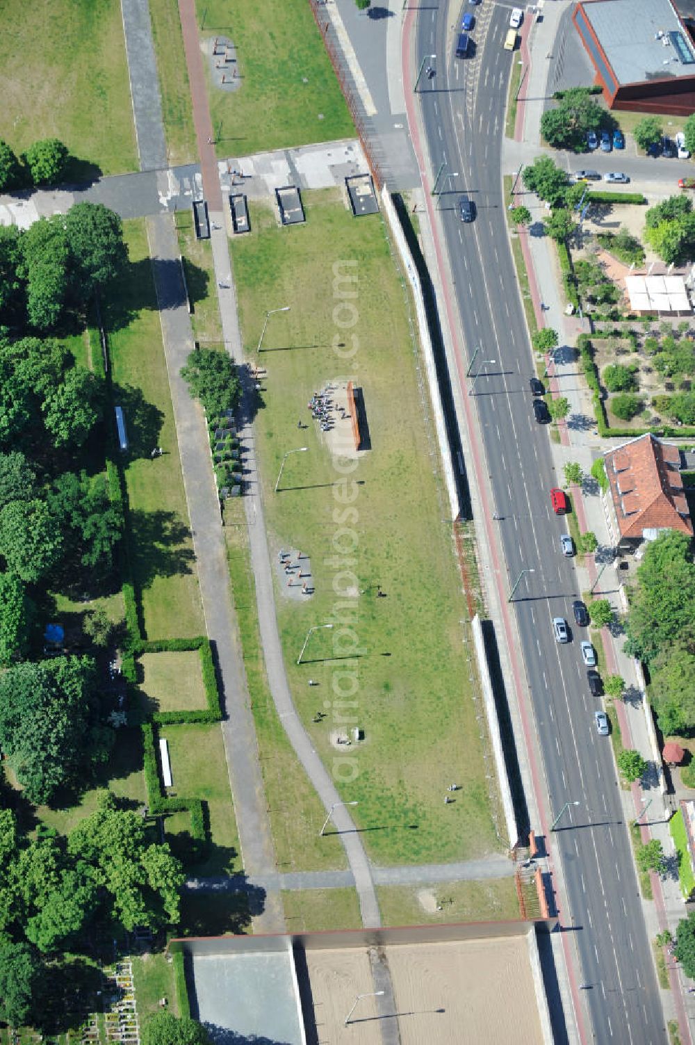 Aerial image Berlin Prenzlauer Berg - Bereiche A der Gedenkstätte Mauerpark / Berliner Mauer an der Bernauer Straße in Berlin-Prenzlauer Berg. Der Bereich A ist das Fenster des Gedenkens und zeigt die Mauer mit Todesstreifen. Area A of the Berlin Wall Memorial at the Bernauer Strasse in the Prenzlauer Berg district. The Area A shows the The Wall and the Border Strip.