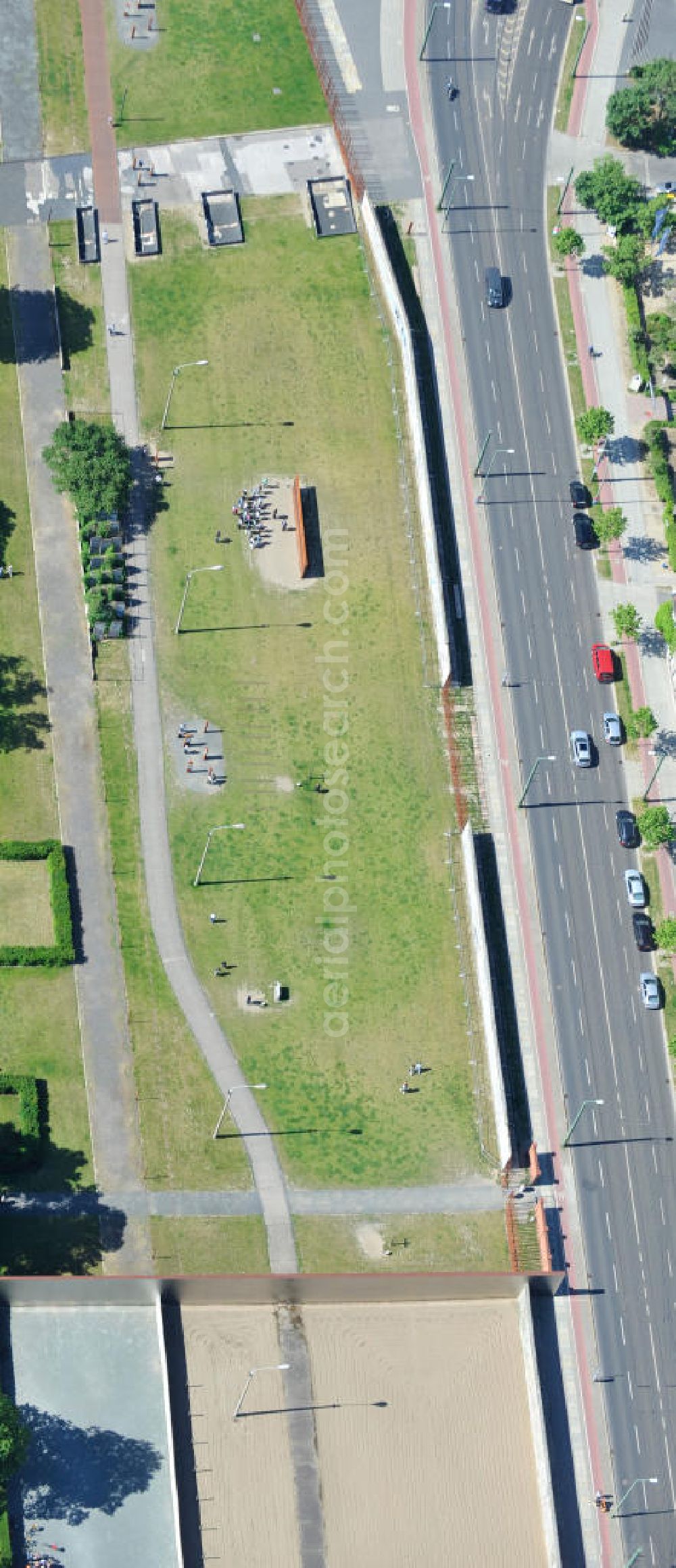 Aerial photograph Berlin Prenzlauer Berg - Bereiche A der Gedenkstätte Mauerpark / Berliner Mauer an der Bernauer Straße in Berlin-Prenzlauer Berg. Der Bereich A ist das Fenster des Gedenkens und zeigt die Mauer mit Todesstreifen. Area A of the Berlin Wall Memorial at the Bernauer Strasse in the Prenzlauer Berg district. The Area A shows the The Wall and the Border Strip.