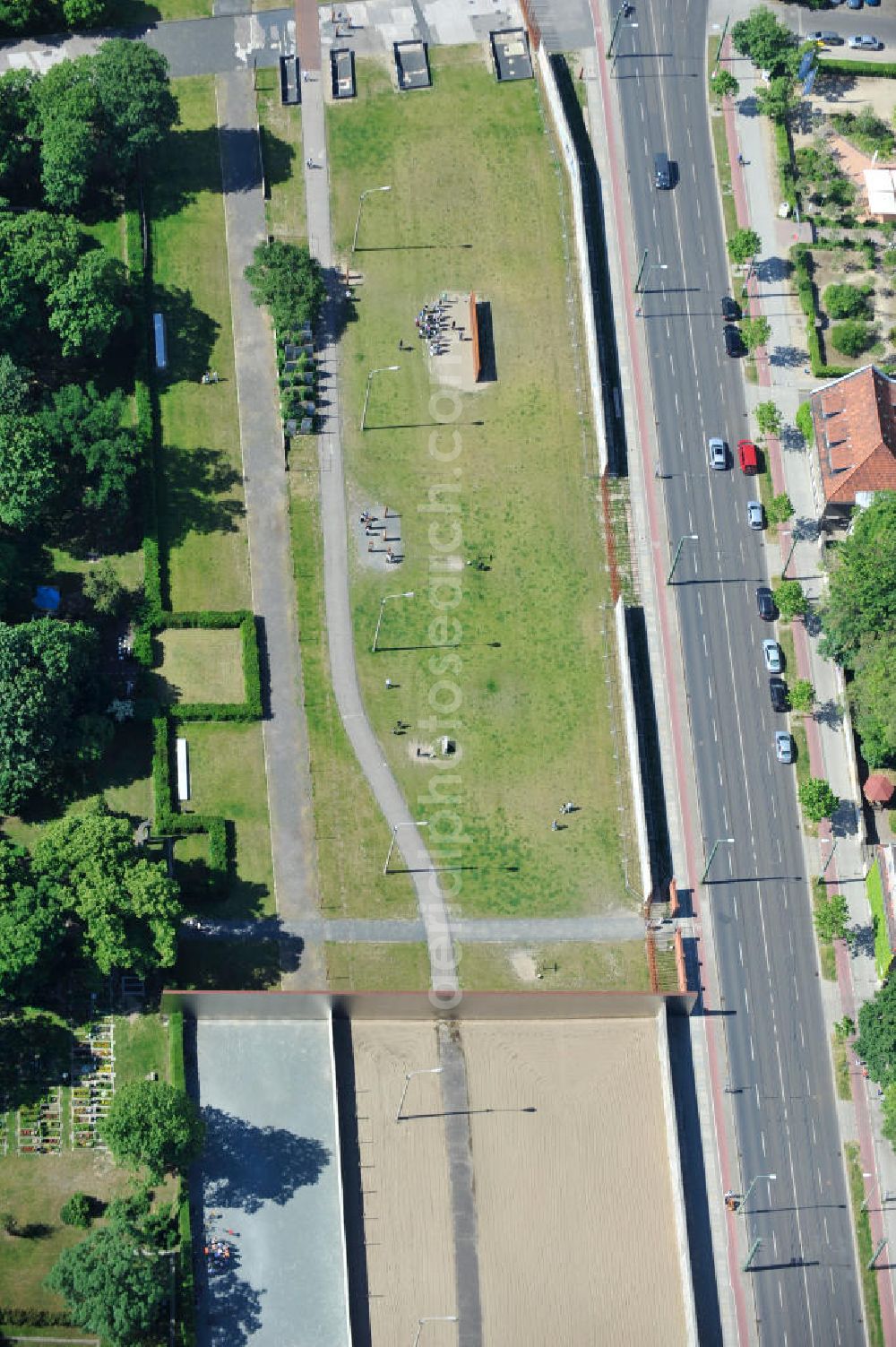 Berlin Prenzlauer Berg from above - Bereiche A der Gedenkstätte Mauerpark / Berliner Mauer an der Bernauer Straße in Berlin-Prenzlauer Berg. Der Bereich A ist das Fenster des Gedenkens und zeigt die Mauer mit Todesstreifen. Area A of the Berlin Wall Memorial at the Bernauer Strasse in the Prenzlauer Berg district. The Area A shows the The Wall and the Border Strip.