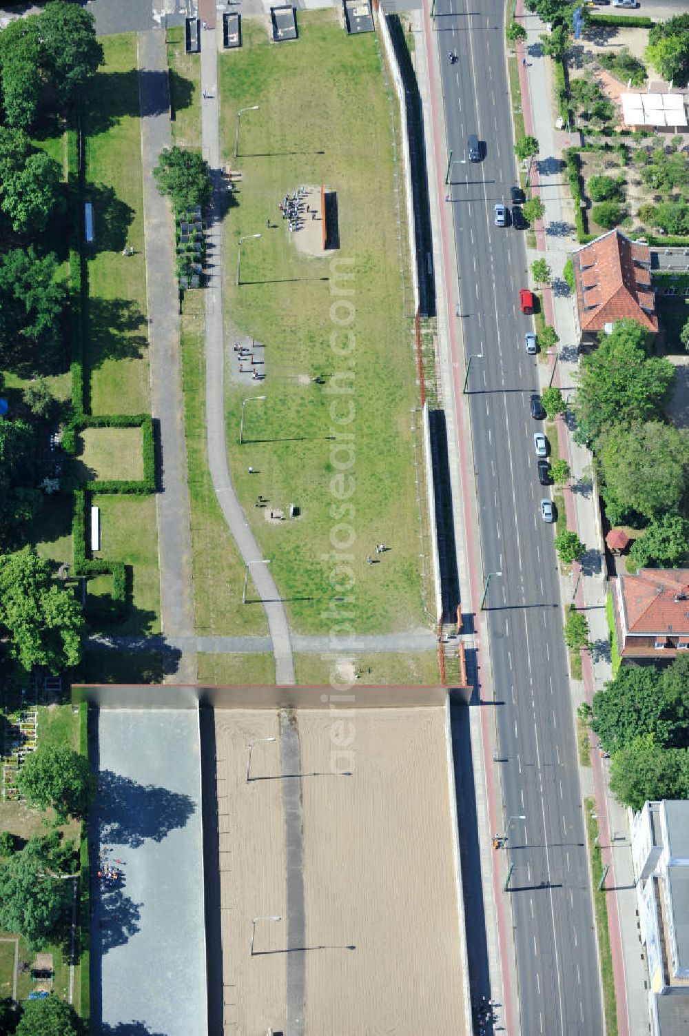 Berlin Prenzlauer Berg from the bird's eye view: Bereiche A der Gedenkstätte Mauerpark / Berliner Mauer an der Bernauer Straße in Berlin-Prenzlauer Berg. Der Bereich A ist das Fenster des Gedenkens und zeigt die Mauer mit Todesstreifen. Area A of the Berlin Wall Memorial at the Bernauer Strasse in the Prenzlauer Berg district. The Area A shows the The Wall and the Border Strip.