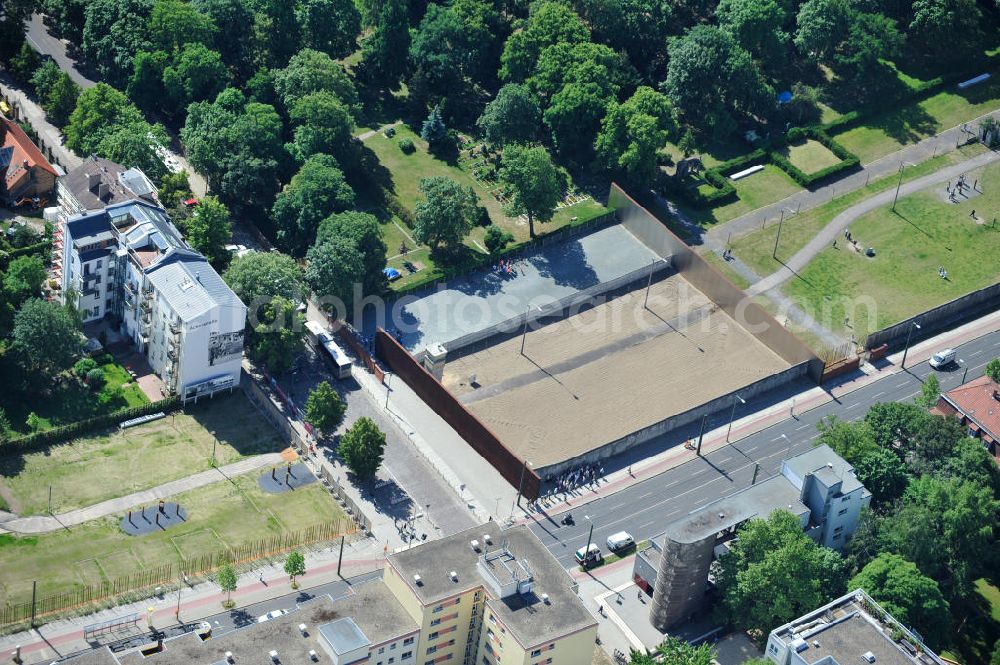 Aerial image Berlin Prenzlauer Berg - Bereiche A der Gedenkstätte Mauerpark / Berliner Mauer an der Bernauer Straße in Berlin-Prenzlauer Berg. Der Bereich A ist das Fenster des Gedenkens und zeigt die Mauer mit Todesstreifen. Area A of the Berlin Wall Memorial at the Bernauer Strasse in the Prenzlauer Berg district. The Area A shows the The Wall and the Border Strip.