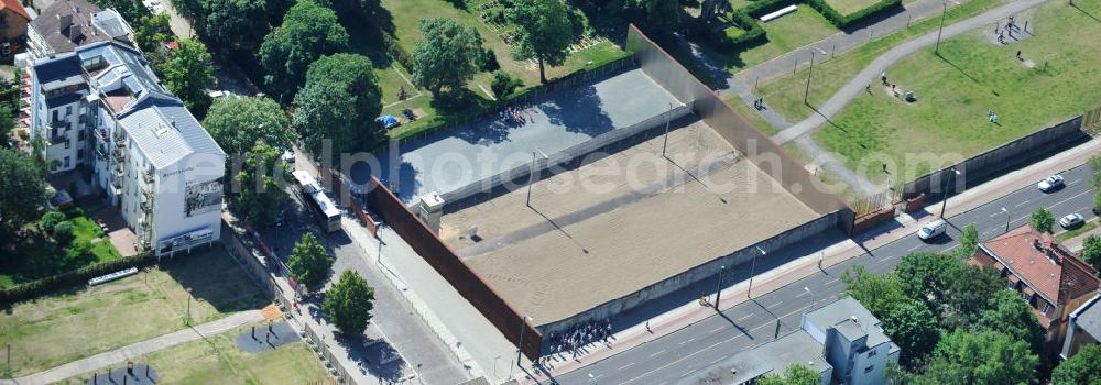 Aerial photograph Berlin Prenzlauer Berg - Bereiche A der Gedenkstätte Mauerpark / Berliner Mauer an der Bernauer Straße in Berlin-Prenzlauer Berg. Der Bereich A ist das Fenster des Gedenkens und zeigt die Mauer mit Todesstreifen. Area A of the Berlin Wall Memorial at the Bernauer Strasse in the Prenzlauer Berg district. The Area A shows the The Wall and the Border Strip.